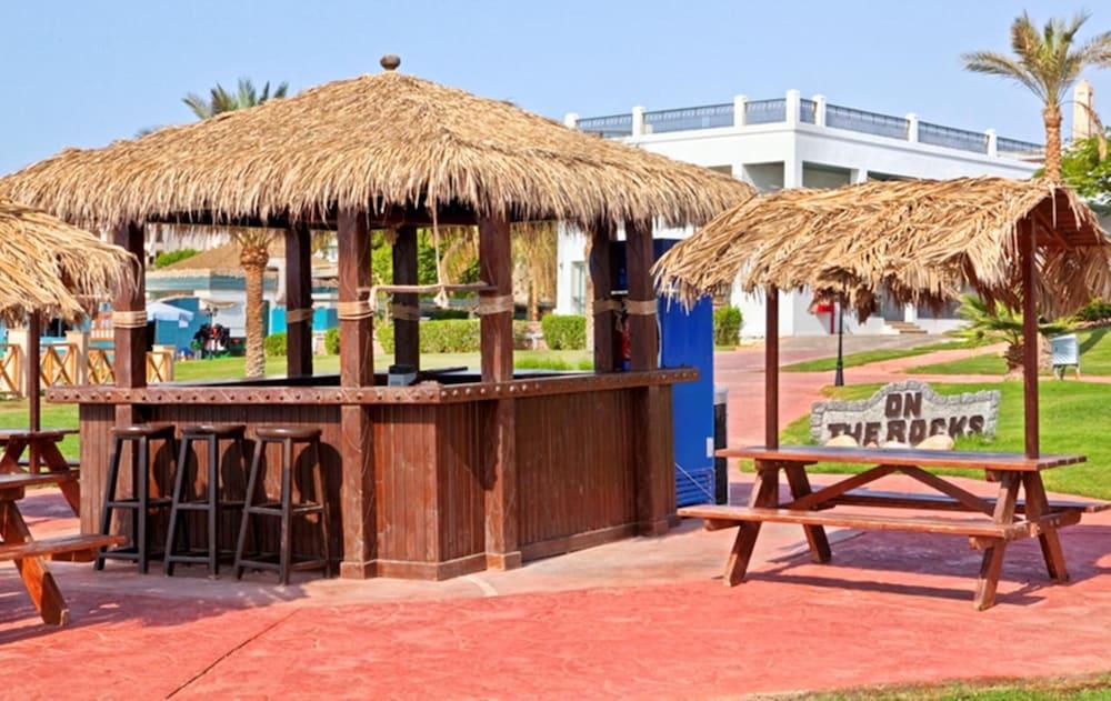 Safir Sharm Waterfalls Resort 外观 照片 The bar at the beach