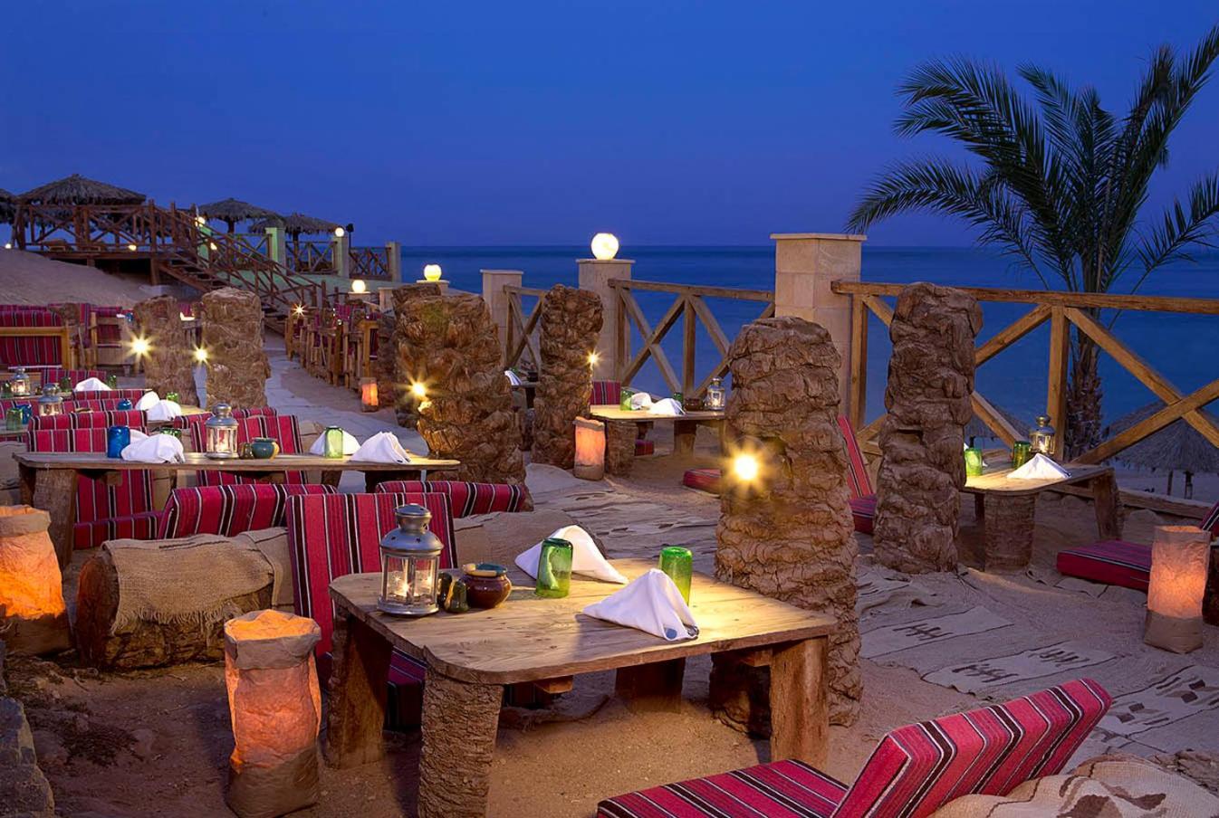 Safir Sharm Waterfalls Resort 外观 照片 A beachside restaurant in Al-Mahara