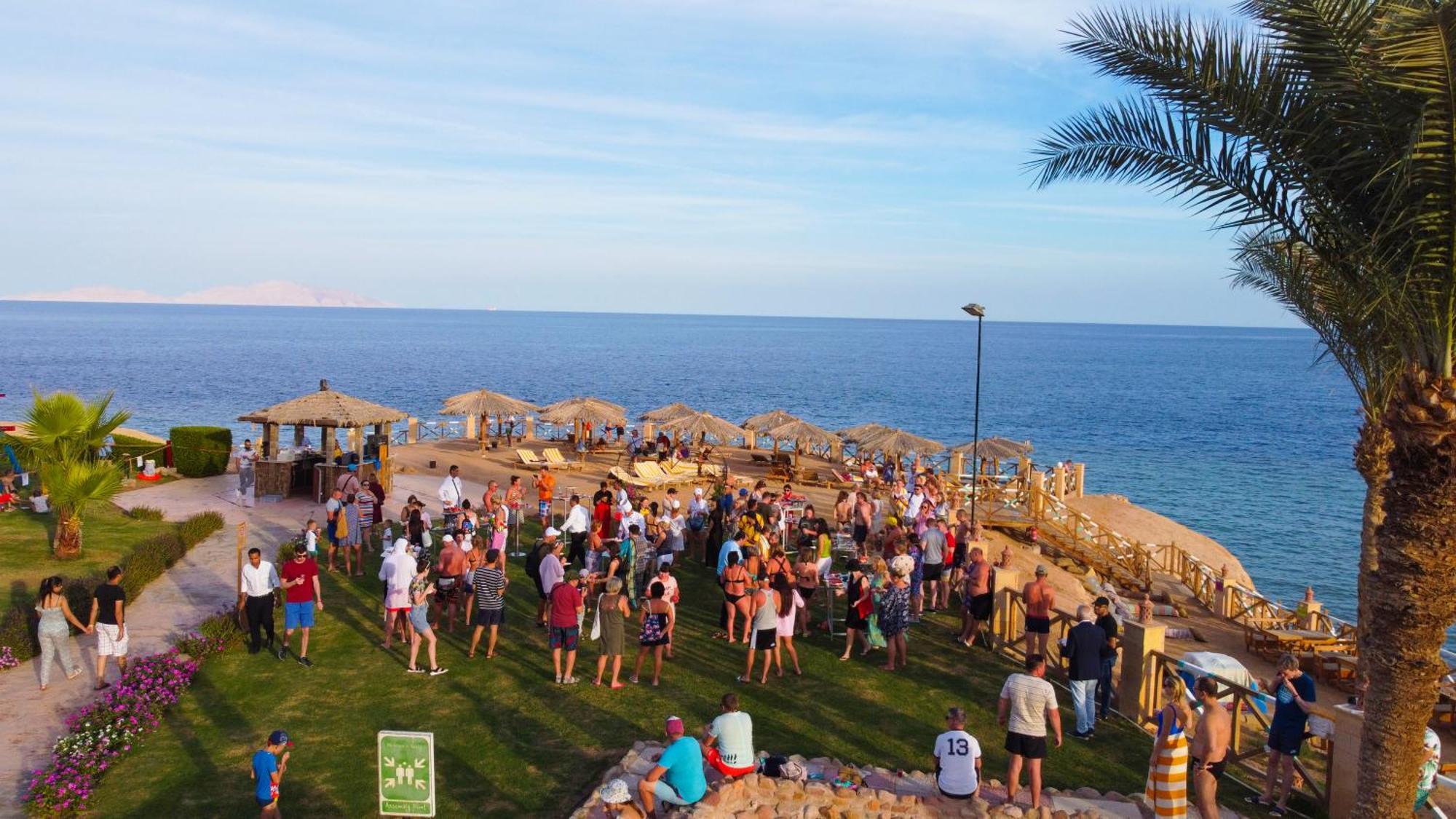 Safir Sharm Waterfalls Resort 外观 照片 Tourists at a beach in Sharm El Sheikh