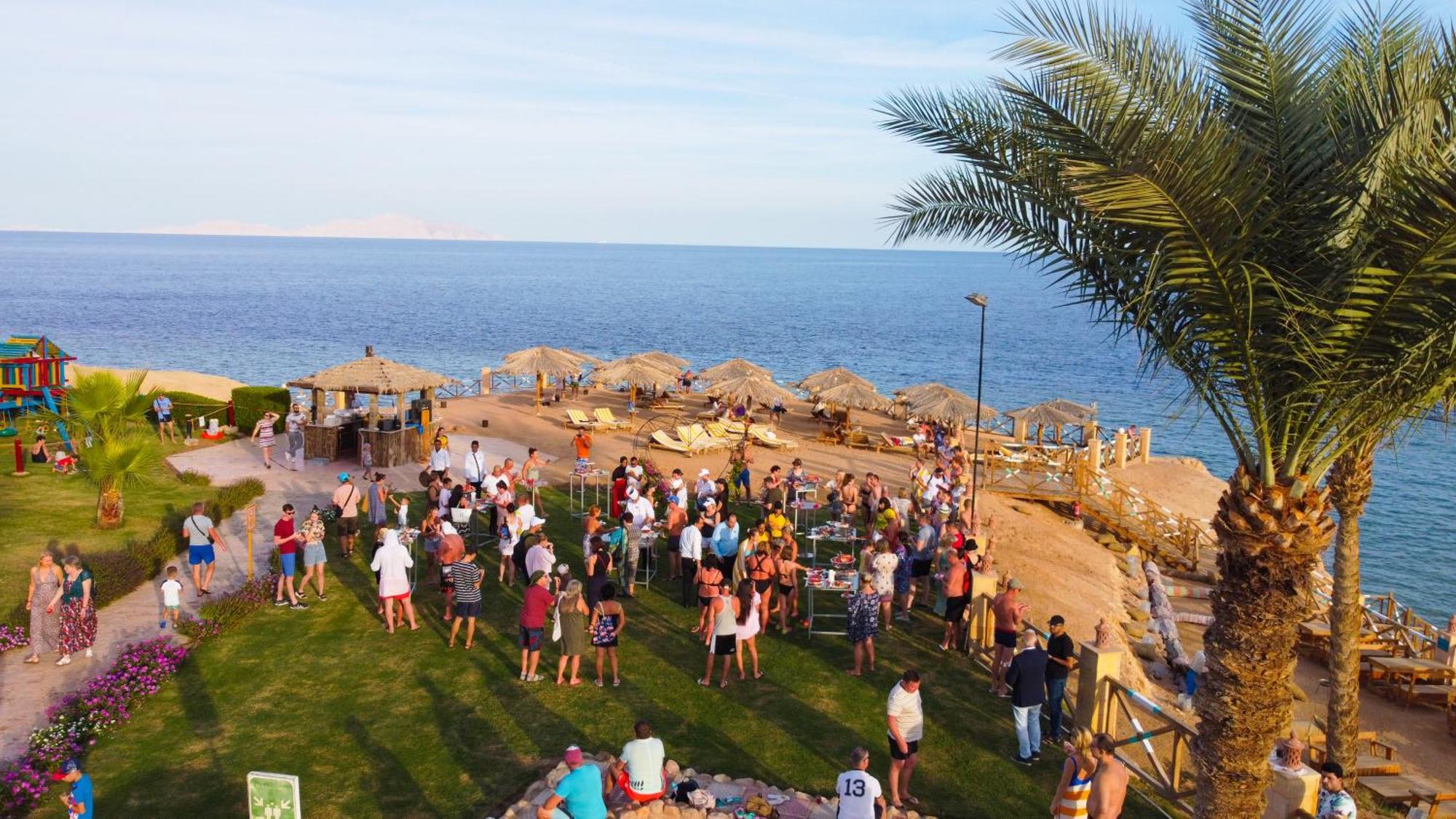 Safir Sharm Waterfalls Resort 外观 照片 Tourists at a beach in Sharm El Sheikh