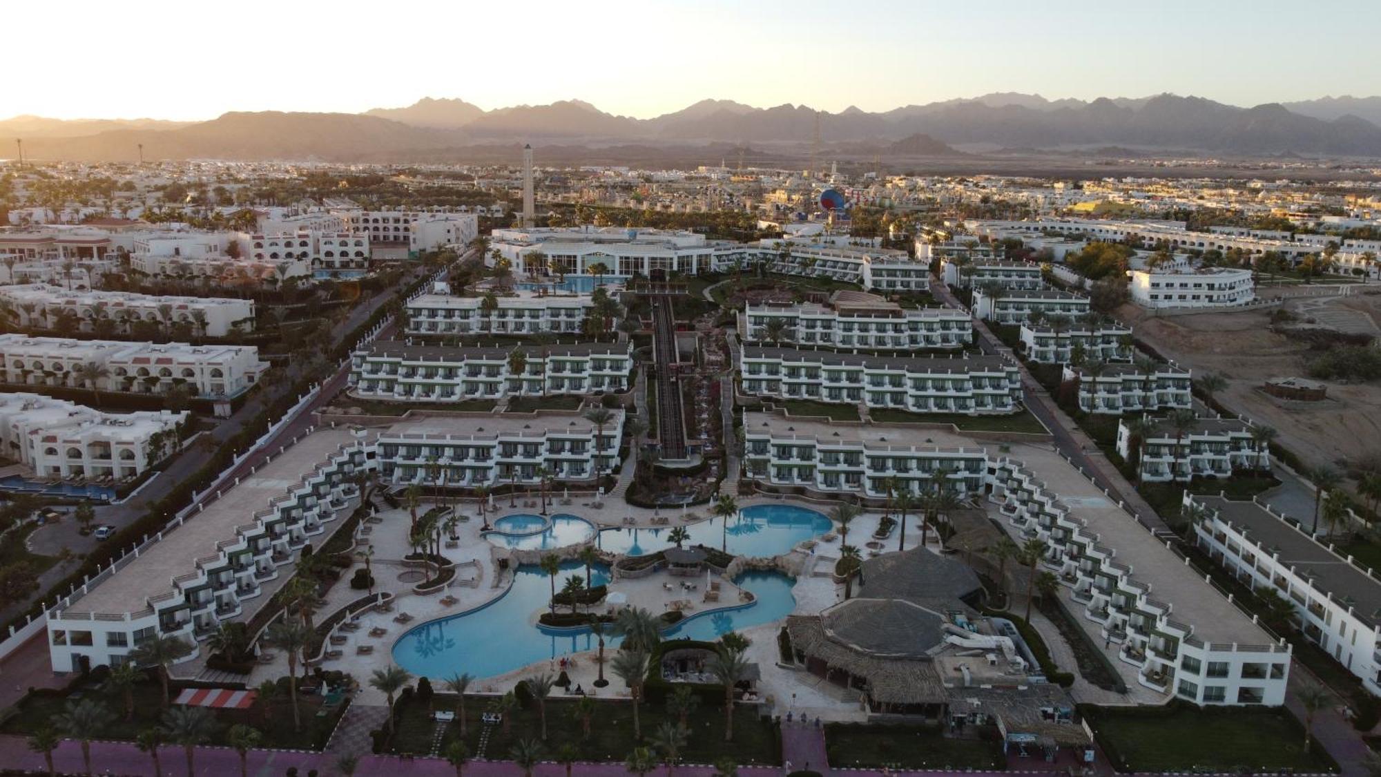 Safir Sharm Waterfalls Resort 外观 照片 Aerial view of the resort