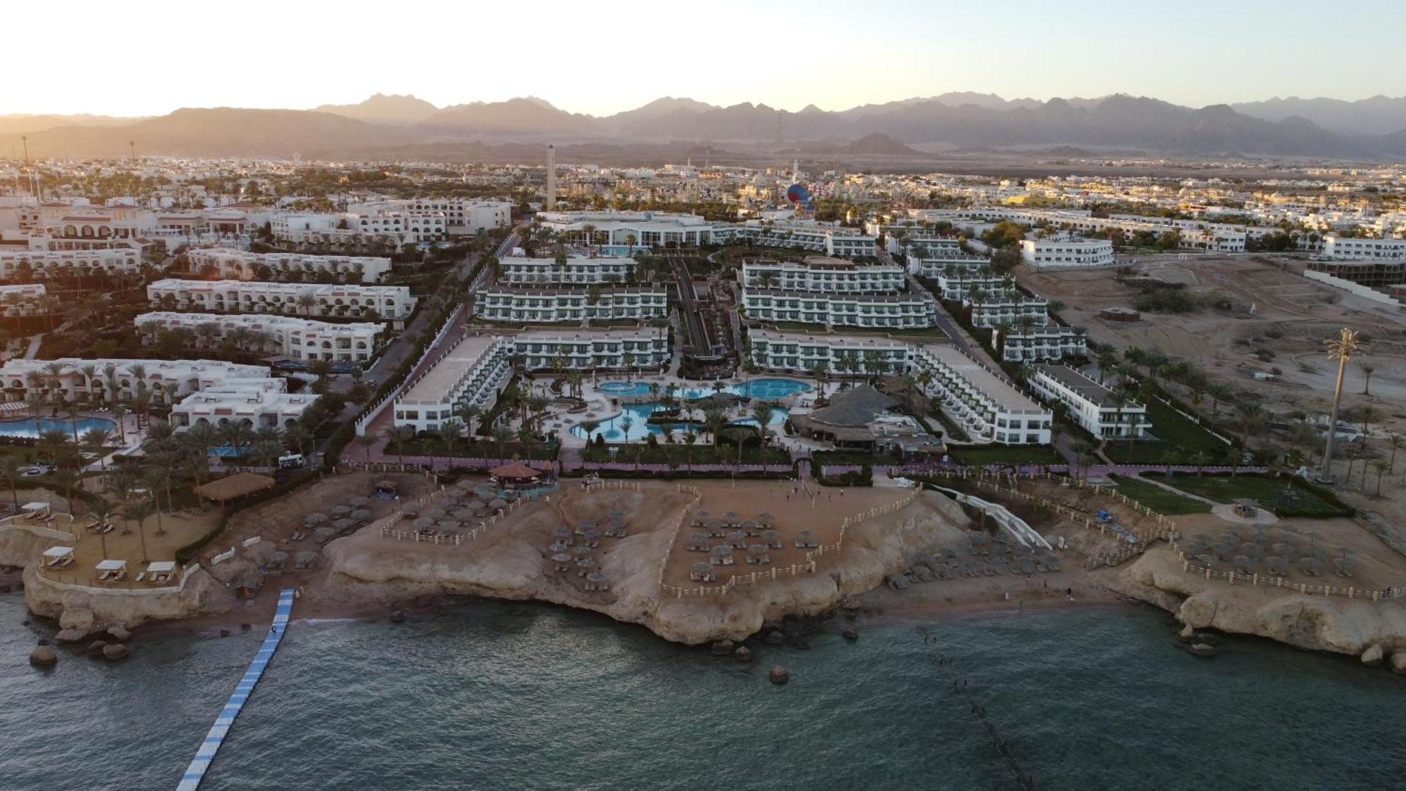 Safir Sharm Waterfalls Resort 外观 照片 Aerial view of the resort