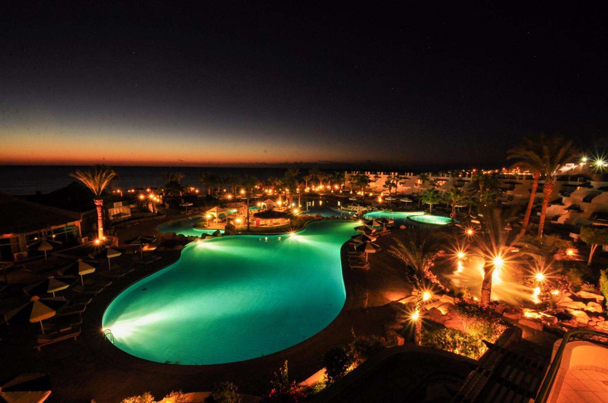 Safir Sharm Waterfalls Resort 外观 照片 The resort at night