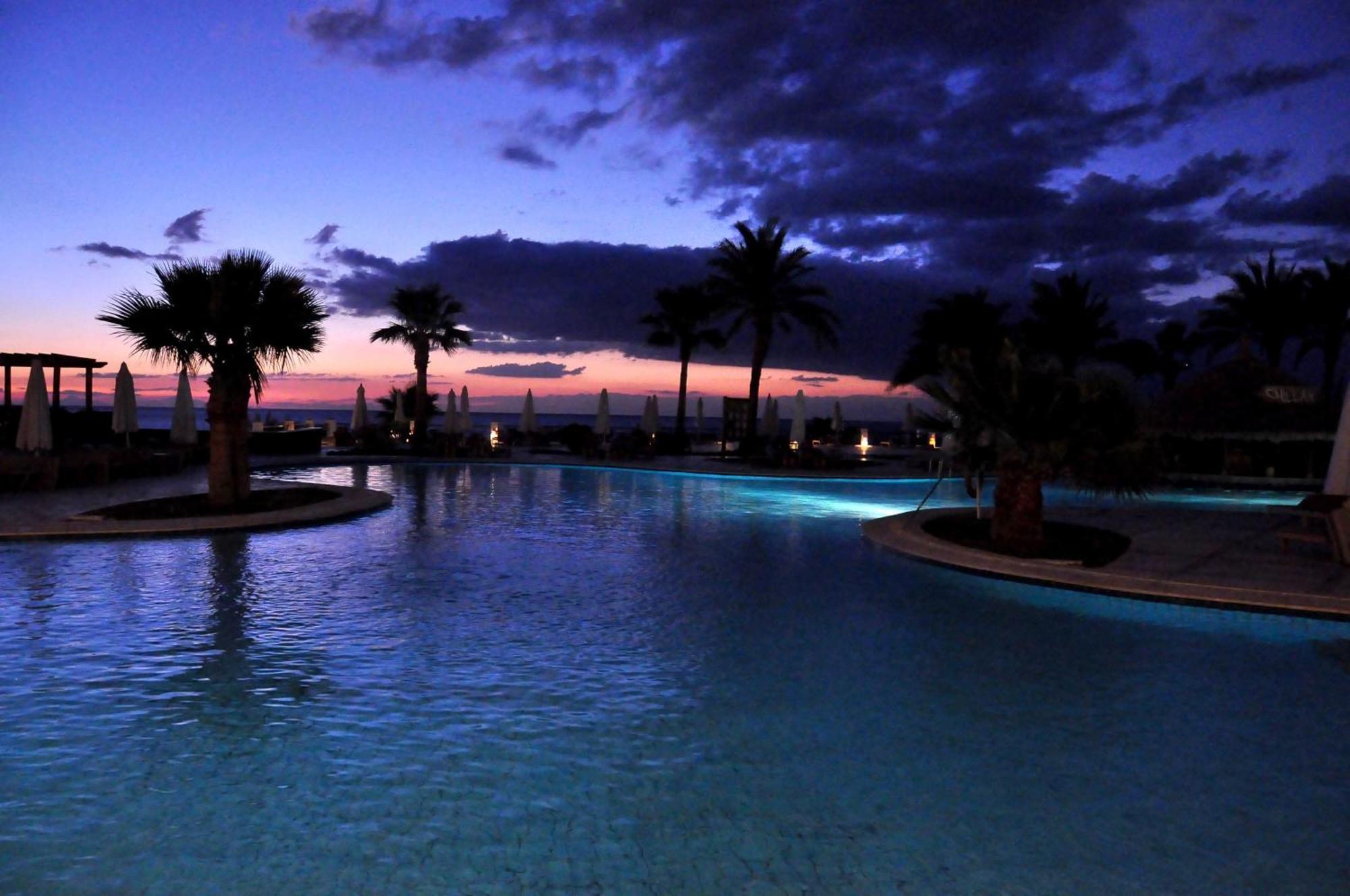 Safir Sharm Waterfalls Resort 外观 照片 Sunset at the pool